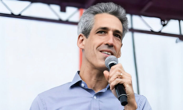 Les progressistes juifs l'emportent lors des primaires très surveillées de l'Illinois, fustigeant l'AIPAC dans son discours de victoire