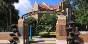 Les républicains du Florida College, surpris en train de faire des saluts nazis, poursuivent l'école pour dissolution du chapitre