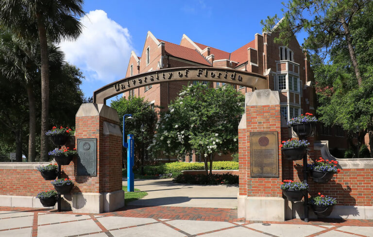 Les républicains du Florida College, surpris en train de faire des saluts nazis, poursuivent l'école pour dissolution du chapitre