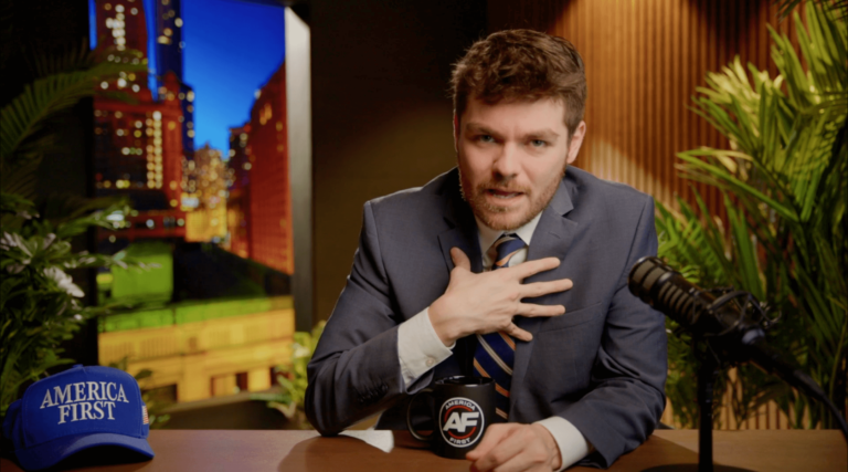 Nick Fuentes s'est excusé d'avoir agressé une femme juive. C'est son histoire.