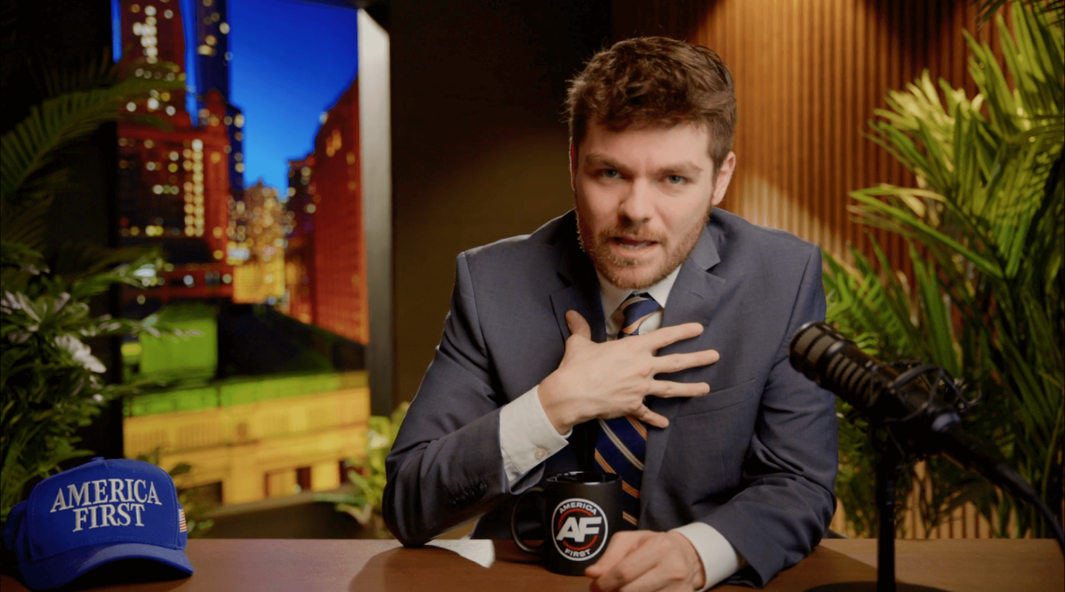 Nick Fuentes s'est excusé d'avoir agressé une femme juive. C'est son histoire.