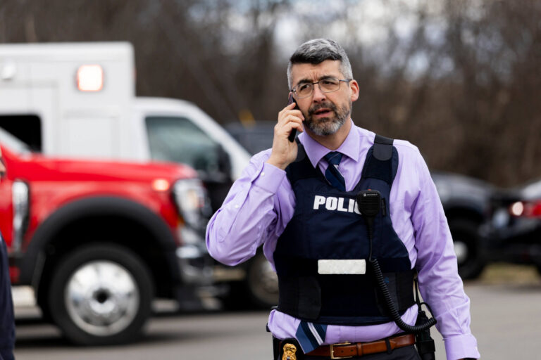 Un suspect dans l'attaque d'une synagogue du Michigan est mort après avoir percuté une voiture dans un temple, selon la police