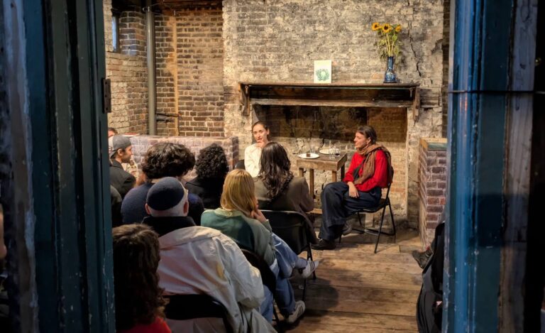 Une startup yiddish rassemble littérature, soirées d'écoute et cercles linguistiques à Londres