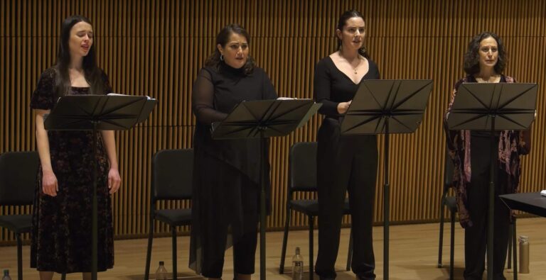 נײַע אָפּערע פֿאַרנעמט זיך מיט טבֿיהס טראַגישער טאָכטער שפּרינצעUn nouvel opéra se concentre sur la fille tragique de Tevye, Shprintse