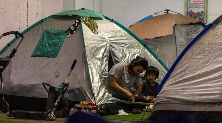 Au cœur de la gare routière de Tel Aviv, un refuge fragile pour ceux qui n'ont nulle part où aller pendant la guerre