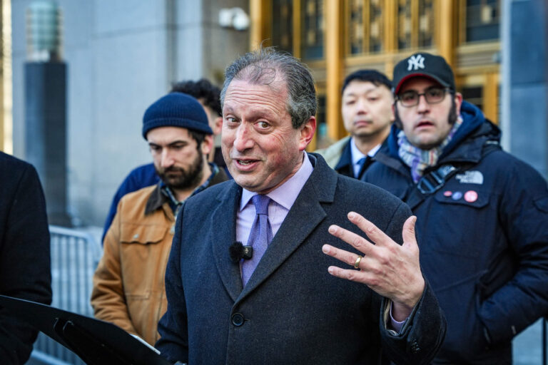 Brad Lander se joint à l'appel à mettre fin à l'aide américaine à Israël, en vue de remplacer le représentant Dan Goldman