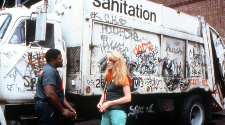 Cette féministe juive est l'artiste officielle du département de l'assainissement de New York depuis 50 ans. Un nouveau film raconte son histoire.