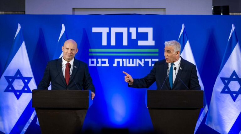 Changement sismique dans la politique israélienne alors que les dirigeants de l’opposition Lapid et Bennett forment un parti commun