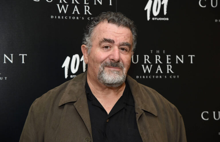 Comment le meilleur mensonge de Saul Rubinek l'a aidé à découvrir la vérité sur l'histoire de l'Holocauste de sa famille