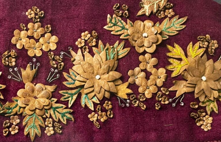 Cousus dans la foi, tissés dans la mémoire, ces objets précieux lient les Juifs à leur histoire