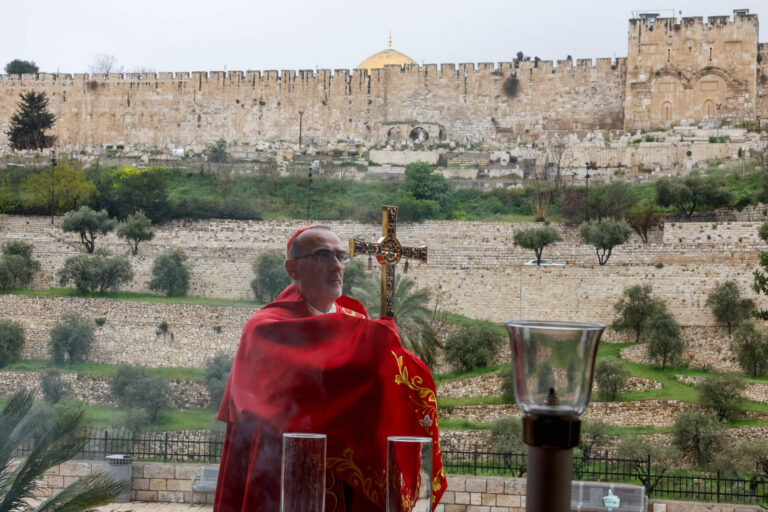 Israël a fermé l'église du Saint-Sépulcre et déclenché une tempête de feu pendant la Semaine Sainte