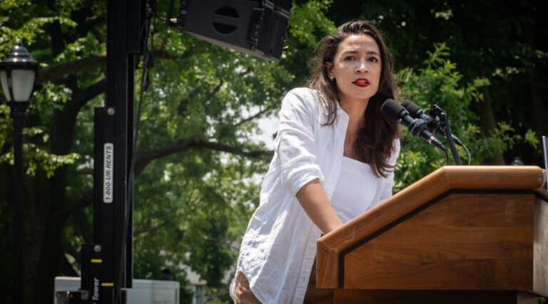 L'AOC se tournerait vers l'aide américaine à Israël, affirmant qu'elle s'oppose même aux dépenses défensives