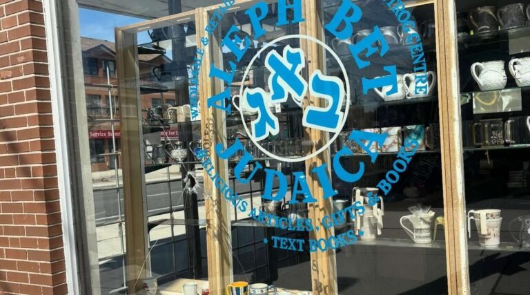 L'agression à l'extérieur de la synagogue et les jets de pierres dans la vitrine du magasin Judaica renforcent les inquiétudes des Juifs de Toronto