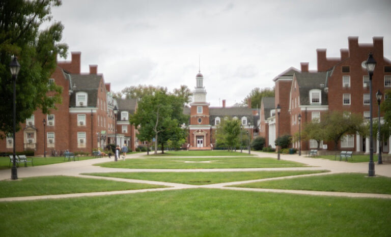 L'influenceur Myron Gaines effectue le salut nazi et nie le bilan de la Shoah lors d'un événement à l'Université de l'Ohio