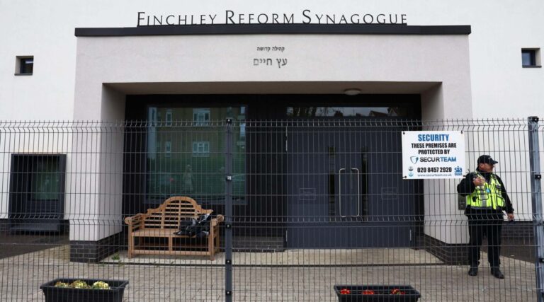 La police s'intéresse à l'implication de l'Iran alors que trois synagogues de Londres sont la cible d'incendies criminels