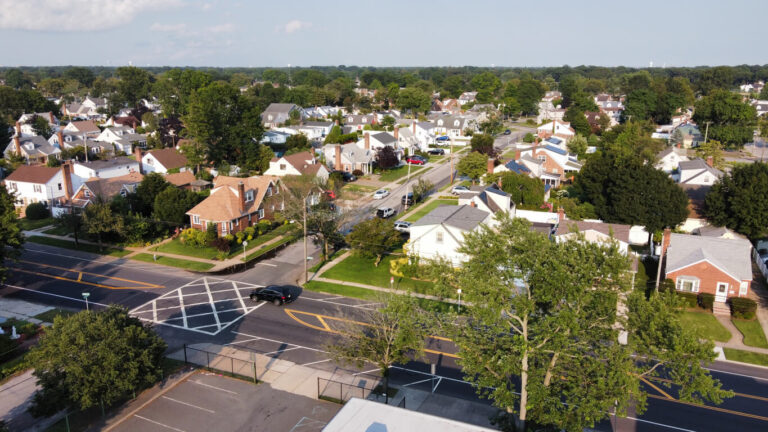 La ville de Long Island condamnée à payer 19 millions de dollars après avoir bloqué la construction de la synagogue Habad