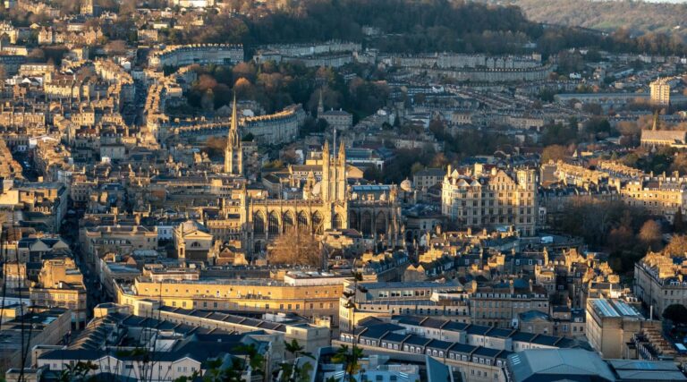 Le maire de Bath, en Angleterre, démissionne après avoir amplifié l'idée selon laquelle l'incendie criminel d'une ambulance juive était une attaque sous fausse bannière