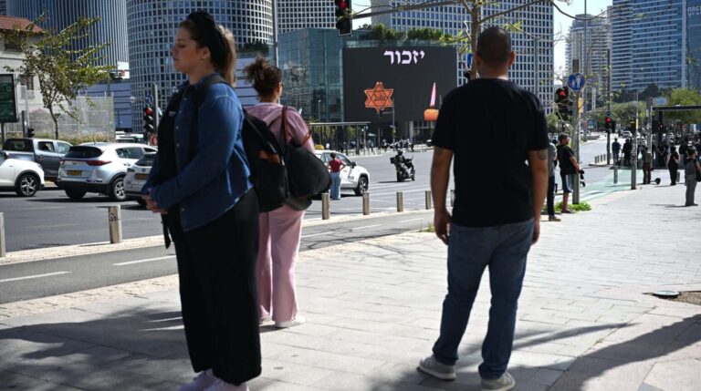 Les Israéliens s’arrêtent devant un autre type de sirène : celle marquant la journée commémorative de l’Holocauste