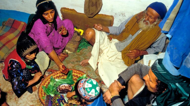Les combats d'oignons verts, le pain azyme mou et d'autres traditions de Pâque perdurent dans le monde entier