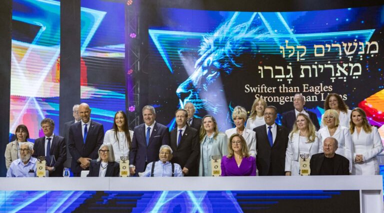 Trump, par contumace, devient le premier non-Israélien à recevoir la plus haute distinction civile d'Israël