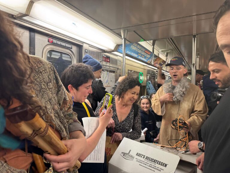 Une cascade dans le métro du Seder déroule la Pâque en public – mais surveillez cette soupe aux boulettes de pain azyme