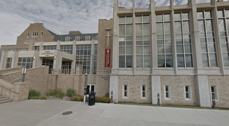 Une école catholique du Connecticut punit les élèves qui ont ciblé ses rivaux du « Juif Canaan » sur les réseaux sociaux