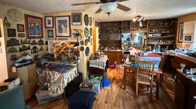 Après la mort d'un enseignant du Maryland, sa collection Judaica de 200 pièces retrouve une nouvelle vie dans un musée juif