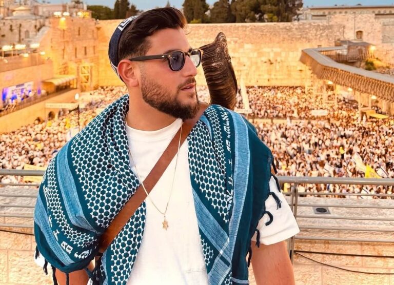 Cela ressemble à un kaffiyeh, mais cet influenceur pro-israélien veut que vous portiez un sudra