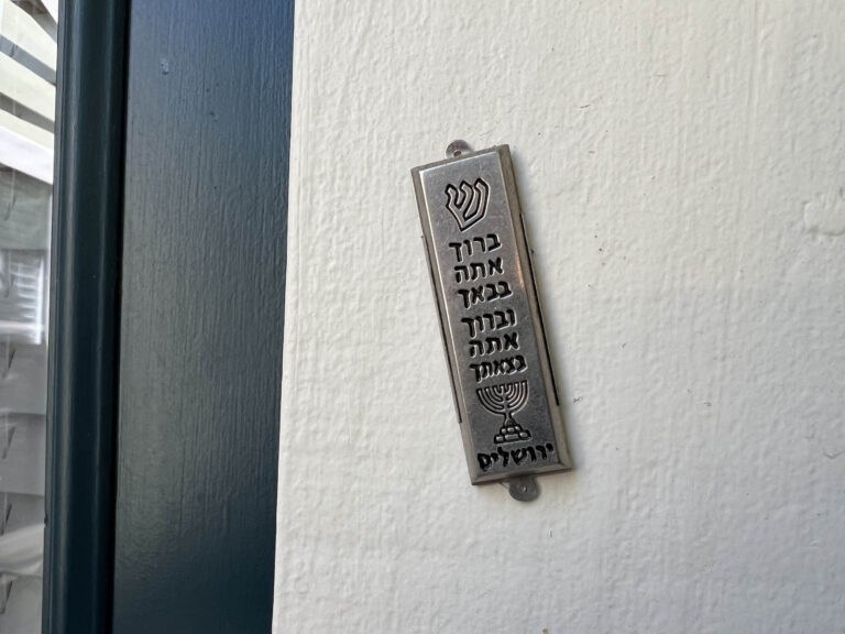 Comment puis-je vivre librement en tant que juif dans un monde où des étrangers arrachent ma mezouza de l’encadrement de ma porte ?