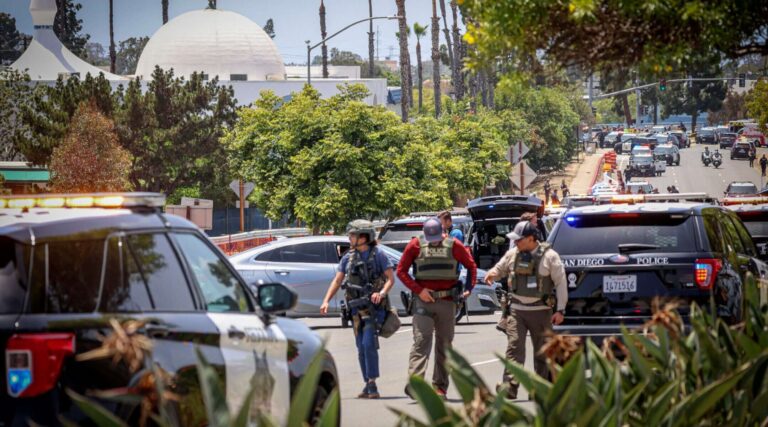 Des groupes juifs dénoncent une fusillade mortelle à la mosquée de San Diego, affirmant que cela prouve la nécessité de financer la sécurité
