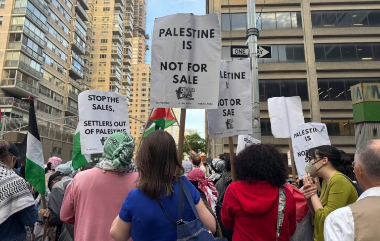 Des manifestants manifestent à la synagogue de Manhattan pour protester contre la vente d'un bien immobilier en Israël, testant Mamdani et la nouvelle loi