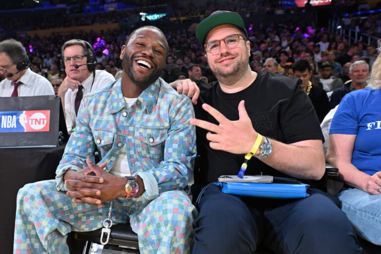 Floyd Mayweather a injecté de l'argent dans des causes juives – et maintenant il poursuit leur « Robin des Bois », alléguant que 175 millions de dollars ont été détournés