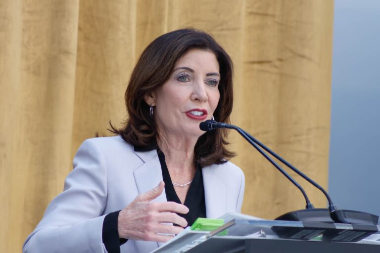Hochul fait jouer le jeu aux électeurs orthodoxes avec une réduction des frais de scolarité et des zones tampons pour les synagogues