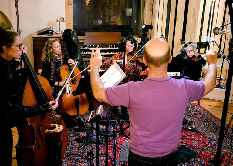 Inspirée par un poète bundiste queer, cette compositrice juive a mis son œuvre sur la musique yiddish