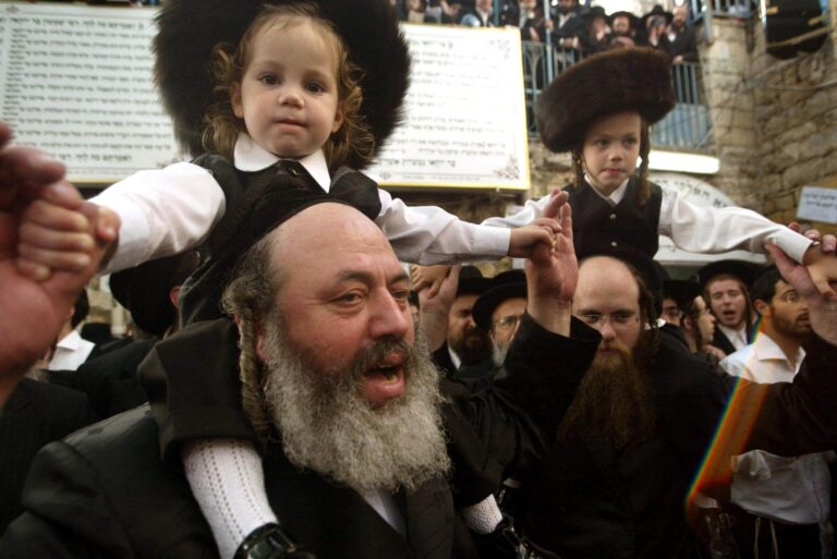 Jouer avec des arcs et des flèches et autres Douanes du shtetl de Lag BaOmer