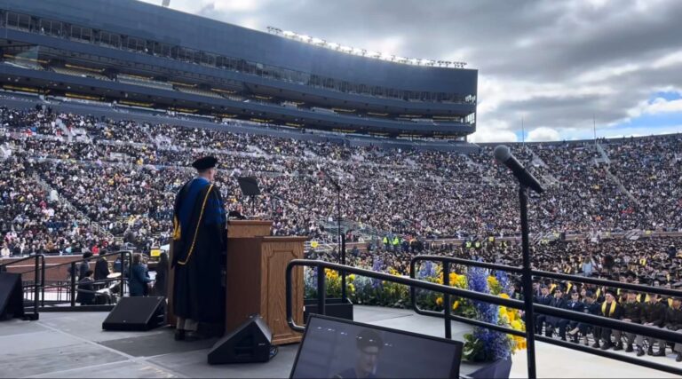 L'Université du Michigan s'excuse après que le président du corps professoral ait fait l'éloge des étudiants pro-palestiniens lors de son discours d'ouverture