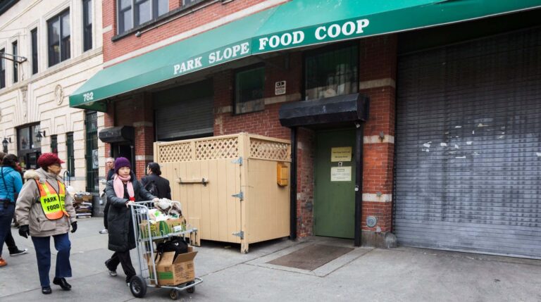 Le boycott des produits israéliens par un épicier de Brooklyn suscite des célébrations et des discussions sur des poursuites judiciaires