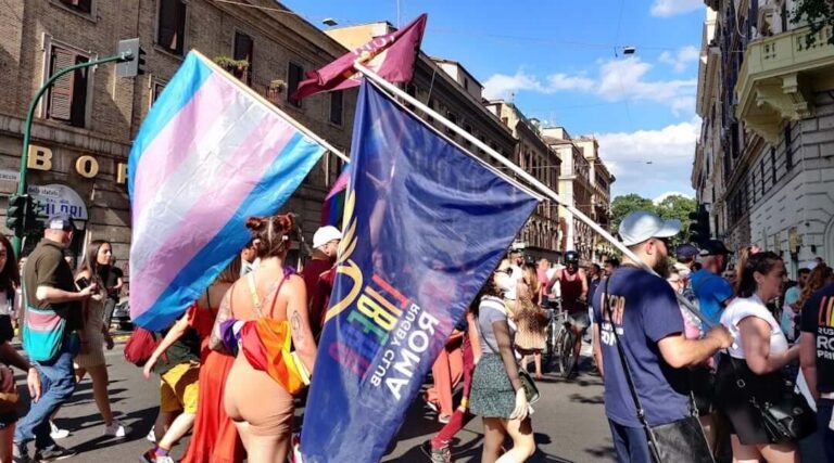 Le défilé de la Fierté à Rome interdit les flotteurs juifs LGBTQ en raison du refus de qualifier la guerre de Gaza de « génocide »