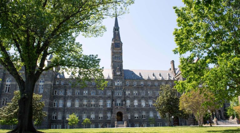 Le professeur de droit de Georgetown se retire après que les étudiants ont protesté contre ses « opinions controversées, sionistes et nuisibles »