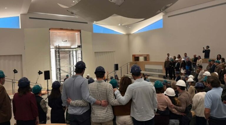 Les juifs de Pacific Palisades, déplacés par les incendies, rouvrent leur synagogue dans le cadre de leur retour chez eux