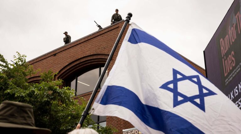 L’homme qui a lancé une bombe incendiaire lors de la marche des otages israéliens à Boulder est condamné à la prison à vie