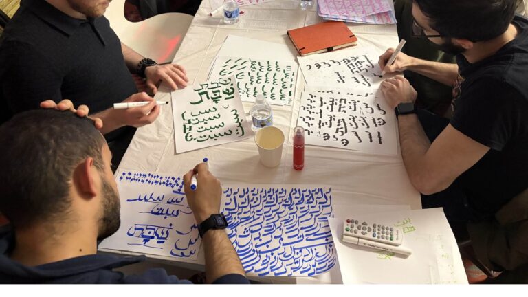 Lors de ce cours de calligraphie interconfessionnelle, les frontières entre juifs et musulmans s'estompent