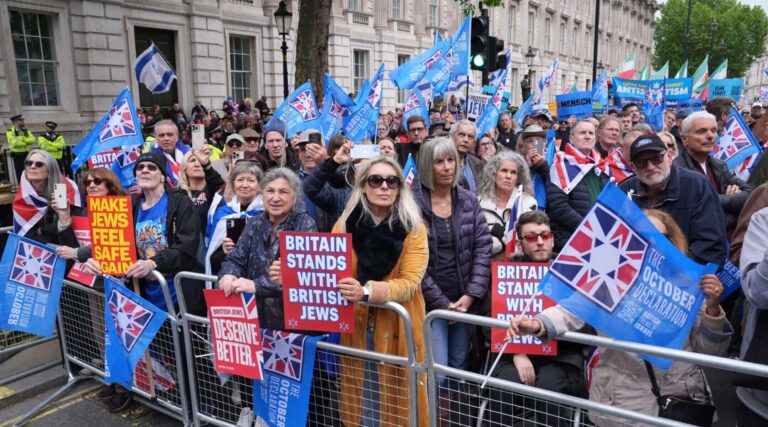 Un politicien travailliste hué alors que des milliers de personnes se rassemblent contre l'antisémitisme à Londres