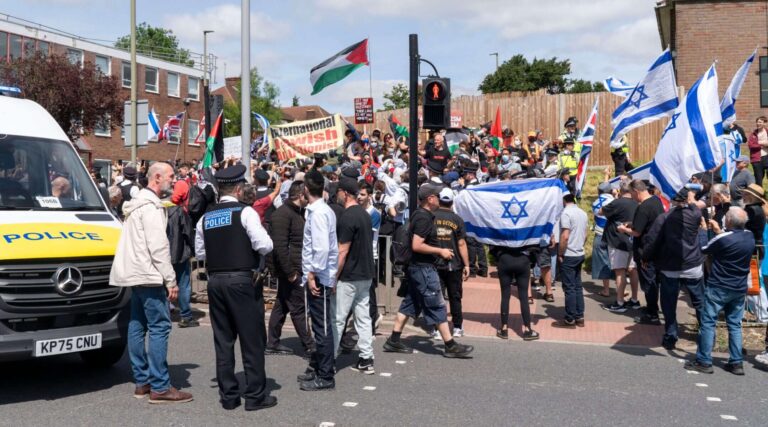 14 personnes arrêtées lors de manifestations rivales devant un événement immobilier israélien organisé à la synagogue de Londres