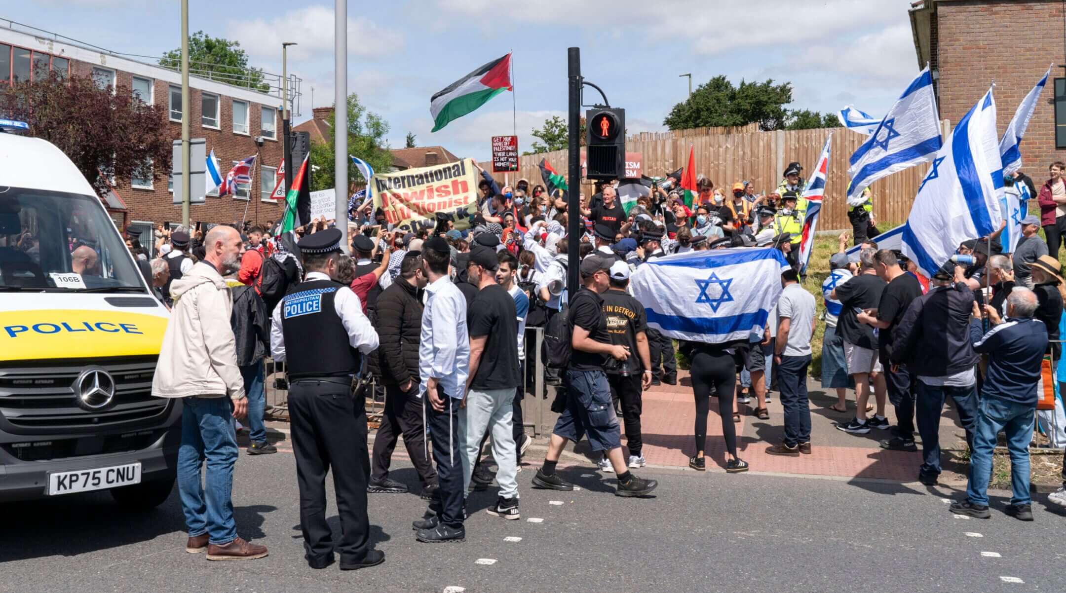 14 personnes arrêtées lors de manifestations rivales devant un événement immobilier israélien organisé à la synagogue de Londres