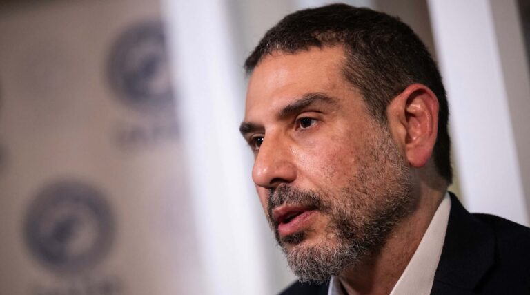 Adam Hamawy, critique fervent d'Israël et chirurgien traumatologue à Gaza, remporte la primaire du NJ-12