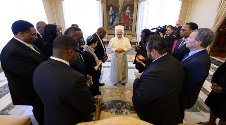 Au Vatican, avec le maire de Chicago, un rabbin a offert au pape Léon une kippa des White Sox