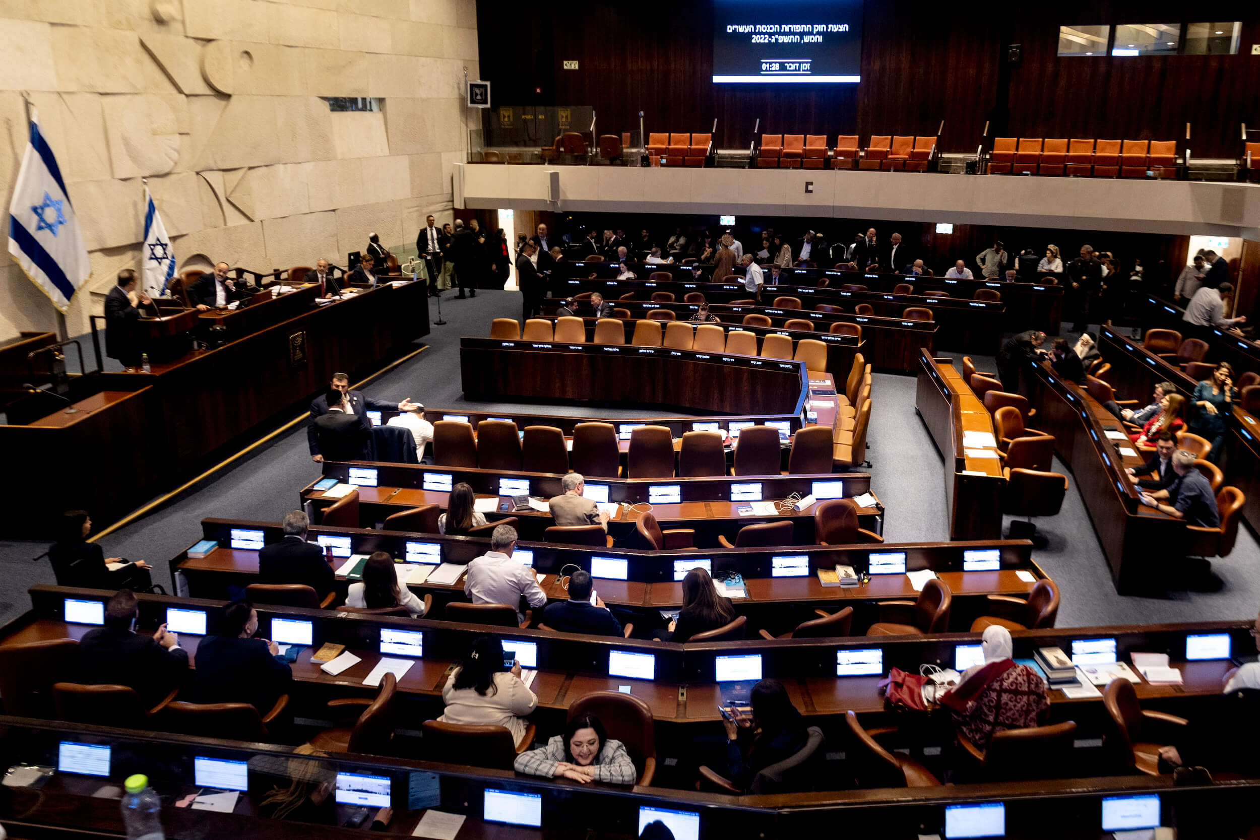 Israël cède à la politique de dévalorisation