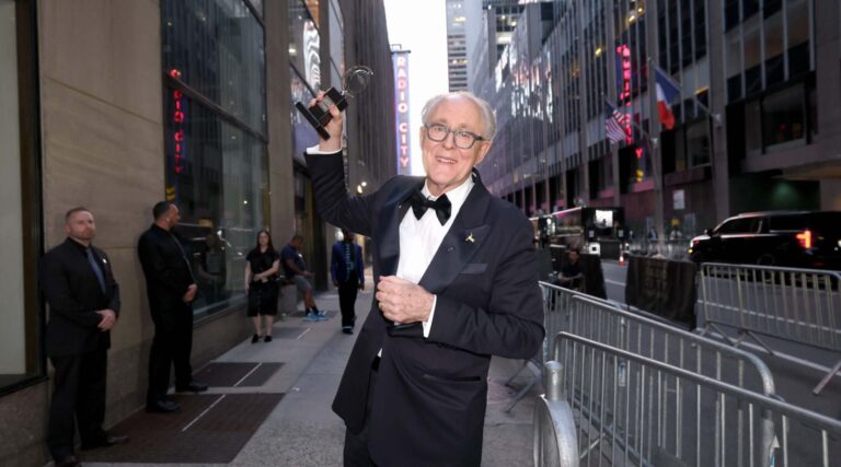 John Lithgow remporte un Tony Award pour son interprétation de Roald Dahl dans "Giant", sur l'antisémitisme de Roald Dahl