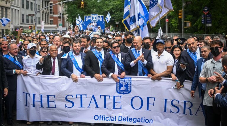 L'apparition surprise de Smotrich au défilé de la Journée d'Israël suscite des réactions négatives de la part des dirigeants juifs et de New York